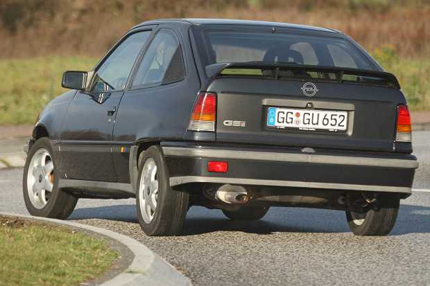 Kadett e истински майстор на завоите. 115 к.с. се падат на 965 кг – ето откъде идва динамиката