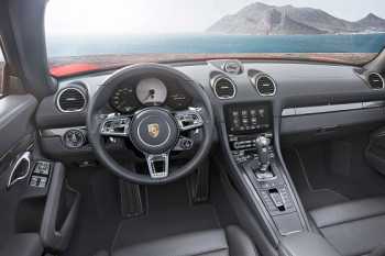 Интериорът на Porsche 718 Boxster е получил някои детайли от освеженото 911. 