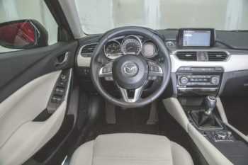 Аналогови уреди в MAZDA, кокпитът обгръща водача повече от този на Talisman