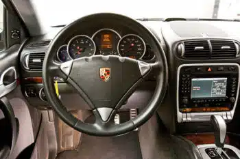 Типично Porsche: ключът за запалването се пъха отляво на волана, класически кръгли уреди 