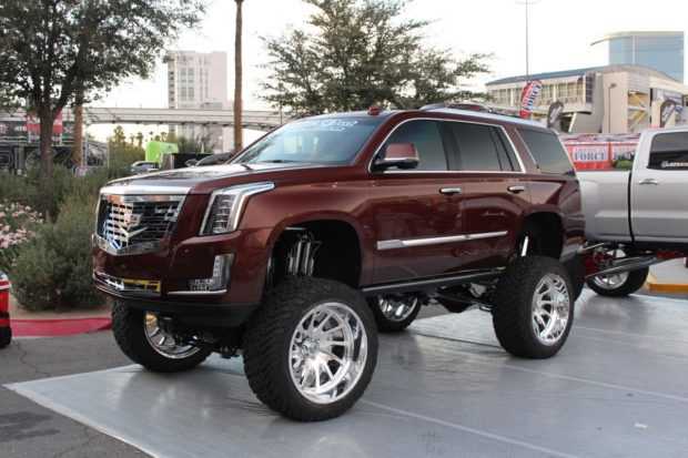 Cadillac Escalade доказва, че не само пикапите имат право да се извисяват над останалите: 86 см.