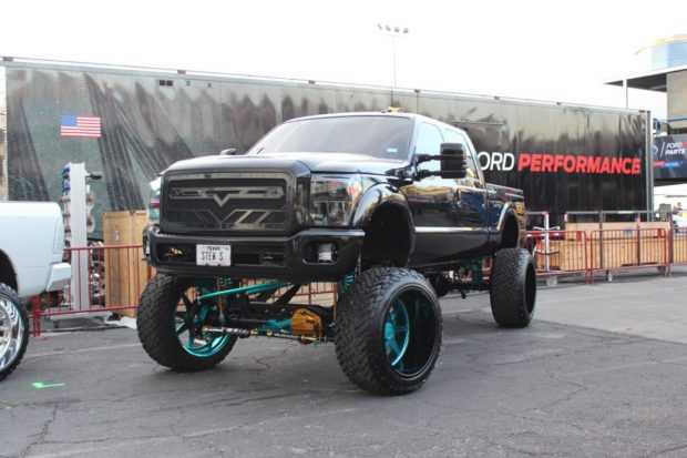 Злодеят Ford F-250 е на косъм да влезе в „аршина“ за 1 метър: каросерията е на 95 см от пътя.