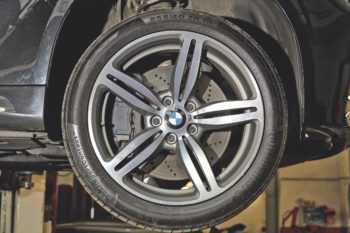 Спирачна система Ако смятате да карате агресивно това BMW с 507 к.с. по състезателната писта, трябва да знаете, че нови предни дискове и накладки струват над 2500 лева.