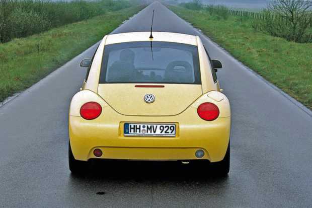 Там, където при Käfer беше моторът, сега е багажникът на Beetle. И в новия, и в стария модел пространството за товар е малко.